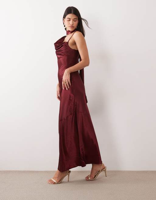 TFNC Satin-Ein-Shoulder-Maxikleid mit Wasserfallausschnitt und Schal-Detail in Burgunderrot, 4 von 4