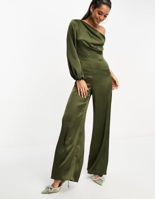 TFNC - Satin-Jumpsuit in Olivgrün mit One-Shoulder-Ärmel