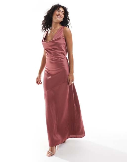 TFNC – Satin-Maxikleid in Maulbeerrot mit Wasserfallausschnitt am Rücken