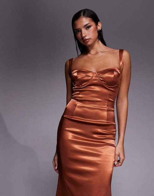 TFNC – Satin-Maxikleid in Rostrot mit Herzausschnitt und Körbchendetail, 2 von 4