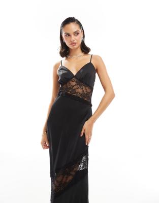 TFNC - Satin-Maxikleid in Schwarz mit Spitzeneinsatz