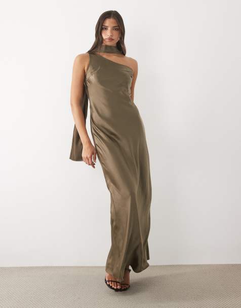 TFNC Satin-One-Shoulder-Maxikleid mit Schal in Oliv - view 1