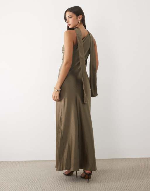 TFNC Satin-One-Shoulder-Maxikleid mit Schal in Oliv, 4 von 4