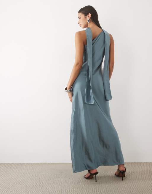 TFNC Satin-One-Shoulder-Maxikleid mit Schal in Schieferblau, 4 von 4