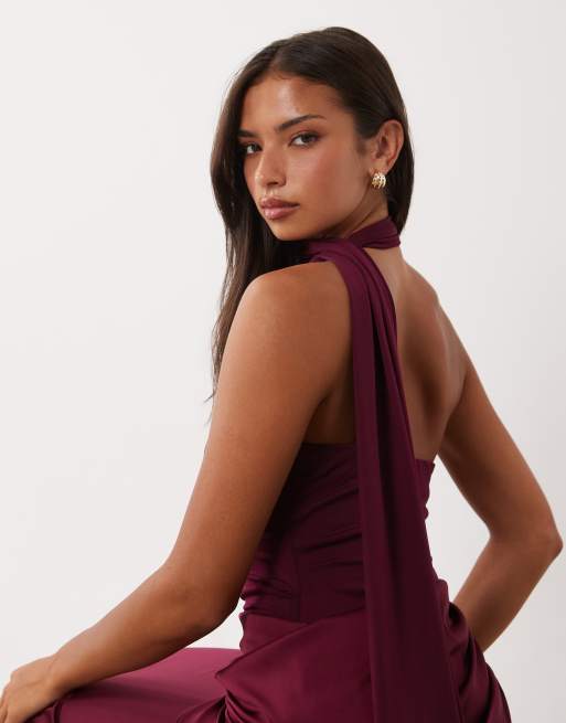 TFNC Satin- und Slinky-Maxikleid mit One-Shoulder-Träger, Drapé-Detail und Schal-Ausschnitt in Burgunderrot, 2 von 4