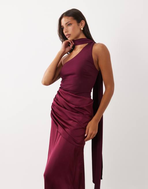 TFNC Satin- und Slinky-Maxikleid mit One-Shoulder-Träger, Drapé-Detail und Schal-Ausschnitt in Burgunderrot, 3 von 4