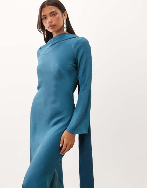 TFNC - Schuingesneden satijnen maxi jurk met sjaaldetail in blauw, 3 van 4
