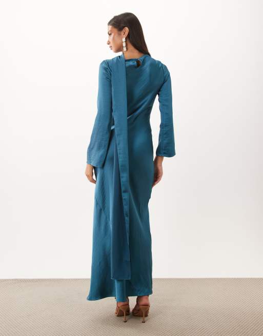 TFNC - Schuingesneden satijnen maxi jurk met sjaaldetail in blauw, 4 van 4