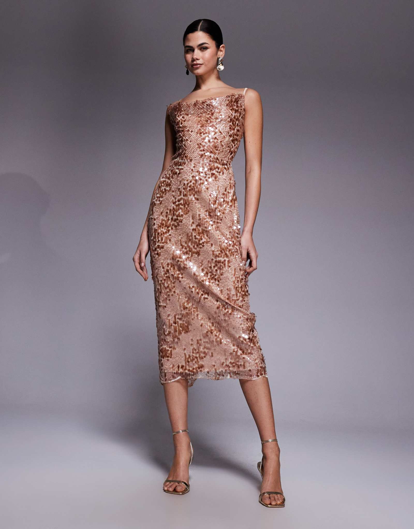 Платье мидакси TFNC с пайетками и фестончатым подолом из розового золота
