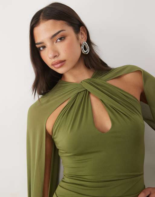 TFNC Slinky-Neckholder-Maxikleid mit Schlüssellochausschnitt und Cape-Ärmeln in Oliv, 2 von 4