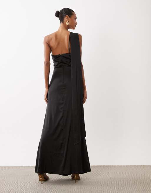 TFNC - Sort oneshoulder-maxikjole med draperinger bagpå og slidsdetalje i satin, 3 af 4