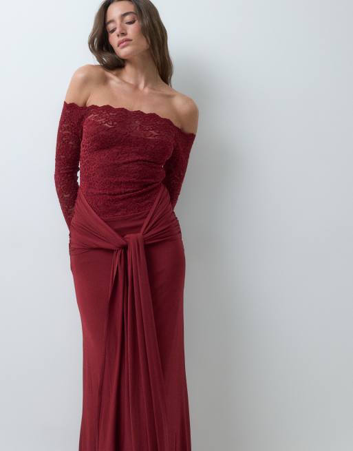 TFNC spets- och figurnära maxiklänning med draperad detalj i burgundy, 2 av 5