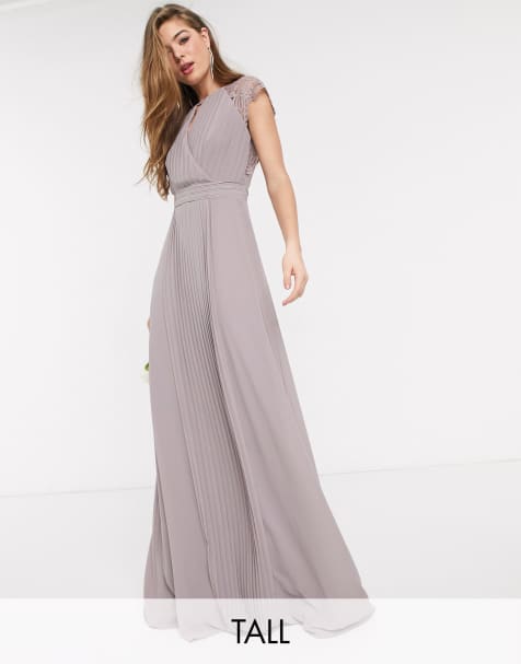 TFNC Tall – Bridesmaid – Maxikleid mit Spitzenärmeln in Grau