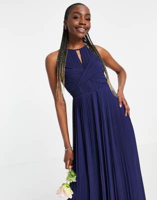 tall bridesmaid
