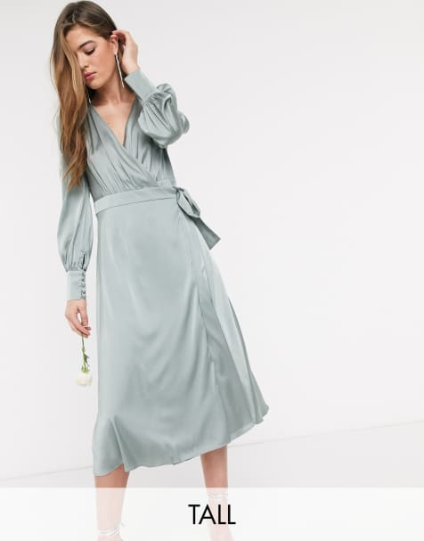 TFNC Tall – Bridesmaids – Langärmliges Midikleid aus Satin mit Gürtel und Wickeldesign vorn in Salbei