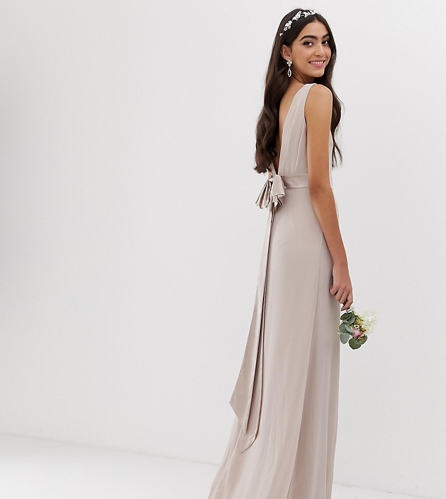 TFNC Tall – Brudtärna – Minkfärgad maxiklänning med rosett bak – Exklusivt i Tall-modell-Rosa