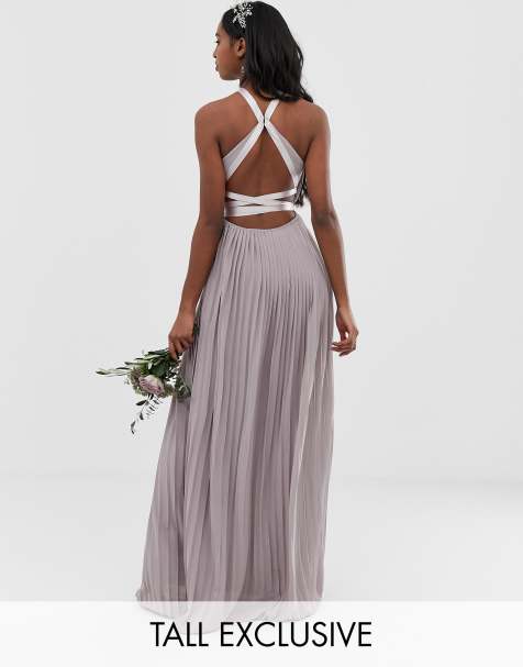 TFNC Tall – Grå, plisserad maxiklänning för brudtärna med korsade band och rosett