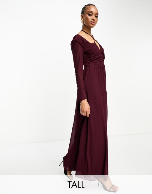 TFNC Tall – Langärmliges Neckholder-Maxikleid in Pflaume mit Zierausschnitt 