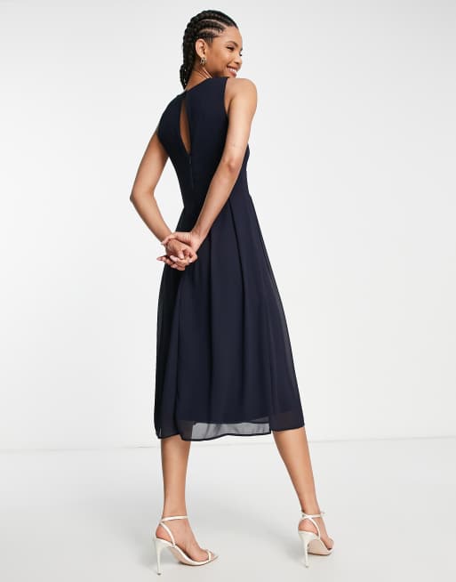 TFNC Tall Robe mi longue de demoiselle d honneur en mousseline avec col V a l avant et jupe plissee Bleu marine ASOS