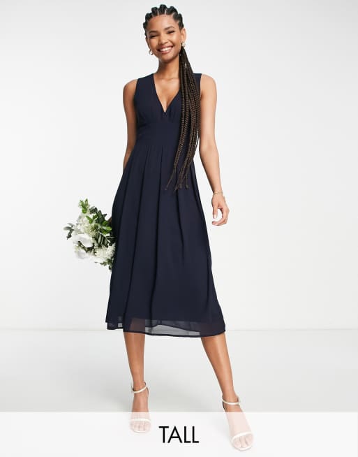 TFNC Tall - Vestito midi da damigella in chiffon blu navy con scollo a V e gonna a pieghe