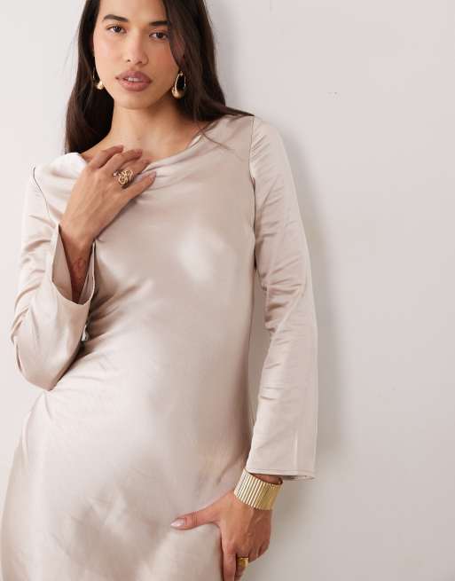 TFNC vestido largo acampanado de manga larga en oro suave, 2 de 4