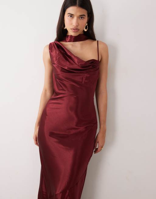 TFNC vestido largo satinado asimétrico con cuello desbocado y detalle de bufanda en burdeos, 2 de 4