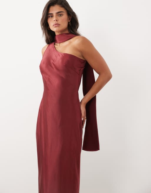 TFNC - Vestido largo satinado asimétrico con pañuelo en burdeos, 2 de 4