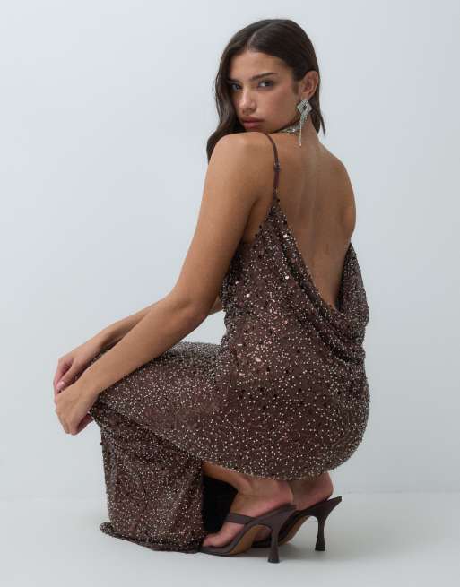TFNC vestido largo tipo camisola con lentejuelas y espalda drapeada en chocolate, 1 de 5