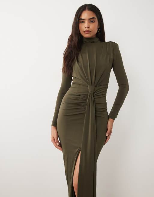 TFNC - vestido maxi drapeado con cuello alto y hombreras en caqui, 2 de 4
