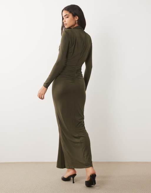 TFNC - vestido maxi drapeado con cuello alto y hombreras en caqui, 3 de 4