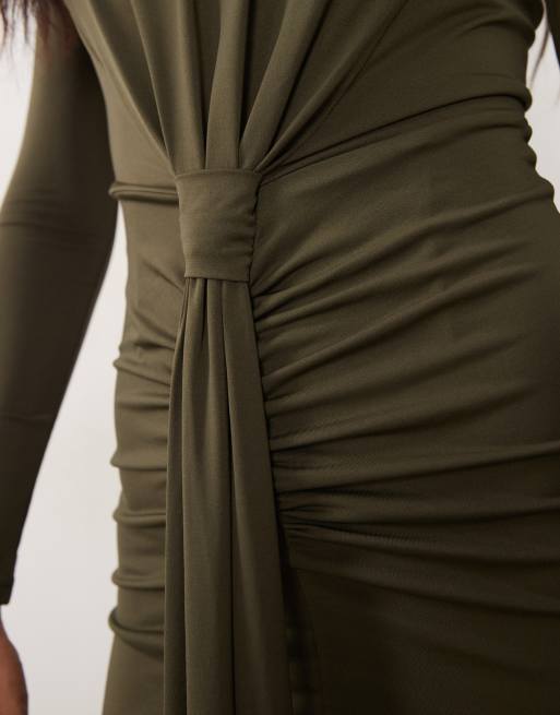 TFNC - vestido maxi drapeado con cuello alto y hombreras en caqui, 4 de 4