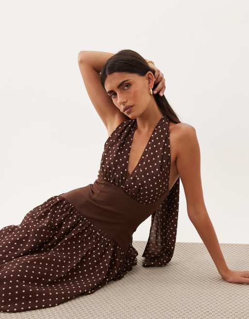 TFNC - vestido maxi halter de gasa con cintura en contraste y lunares chocolate, 2 de 4