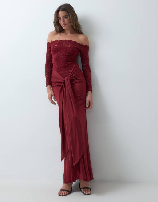 TFNC vestito lungo con spalle scoperte in pizzo, dettaglio drappeggiato, bordeaux, 1 di 5