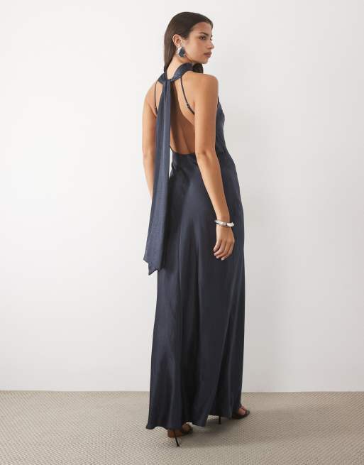 TFNC vestito lungo in satinato accollato con schiena aperta e dettaglio sciarpa blu navy, 4 di 4