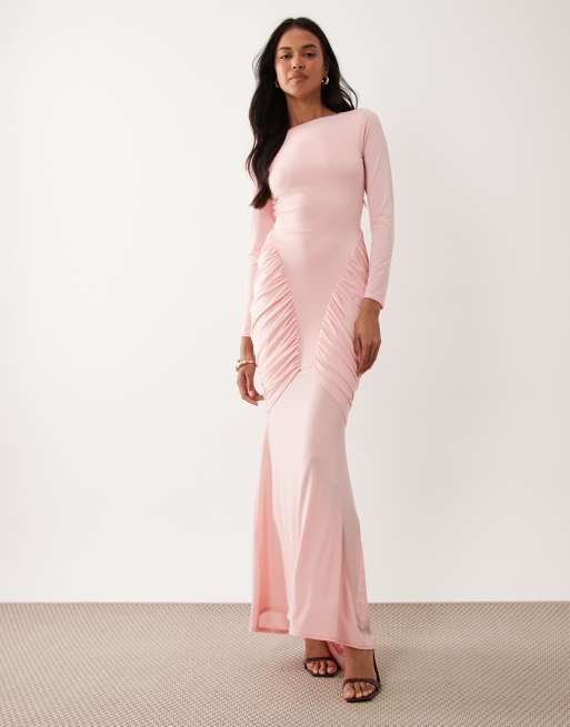TFNC - Vestito lungo sinuoso a maniche lunghe rosa chiaro con dettaglio arricciato