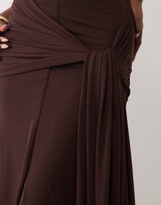 TFNC - Vestito lungo sinuoso allacciato al collo color cioccolato con scollo profondo, 4 di 4