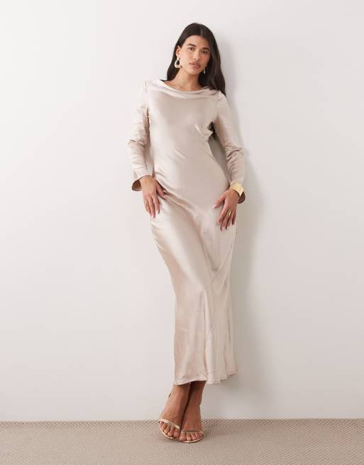 TFNC vestito maxi in raso svasato a maniche lunghe color oro tenue, 1 di 4