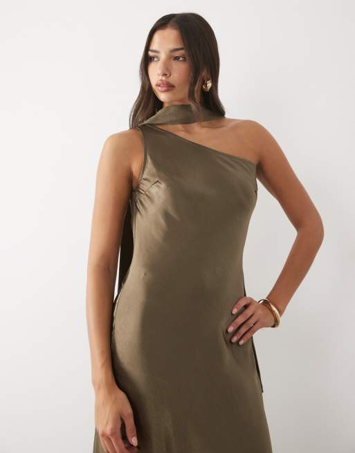 TFNC vestito maxi monospalla in raso con sciarpa color oliva, 2 di 4