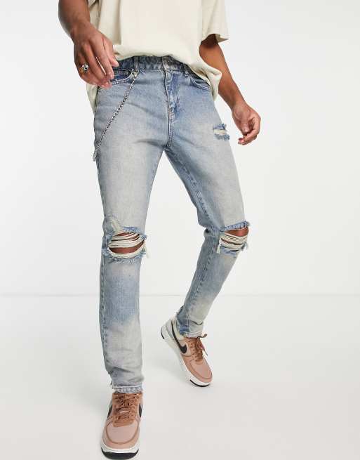The Couture Club – Avslappnade jeans i mellanblå tvätt med knärevor och kedja