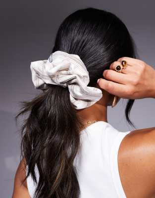 The Couture Club – Beigerandig hårsnodd - view 1