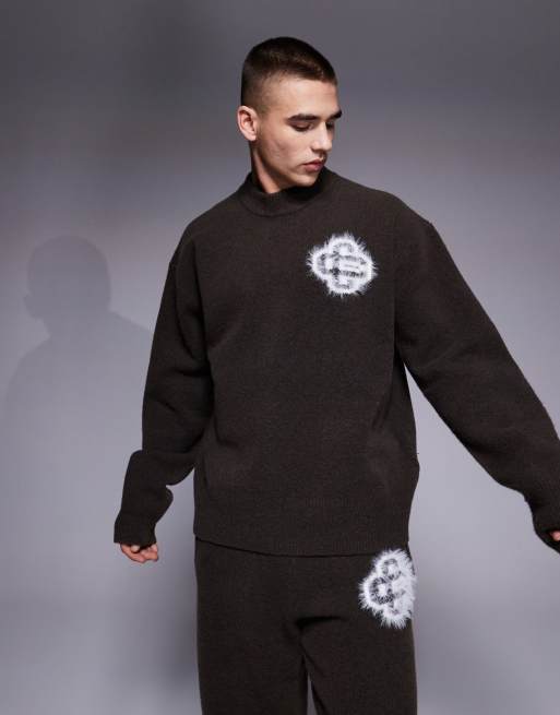 The Couture Club – Brązowy sweter z puszystej dzianiny z emblematem, część zestawu