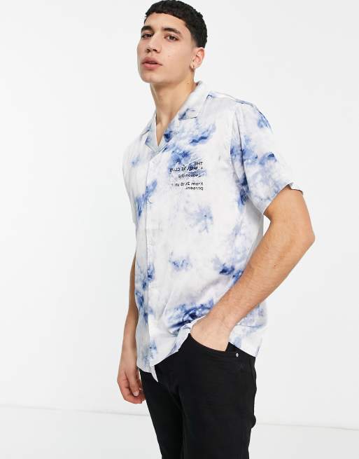 The Couture Club - Camicia a maniche corte con colletto con rever e stampa tie-dye con nuvole blu