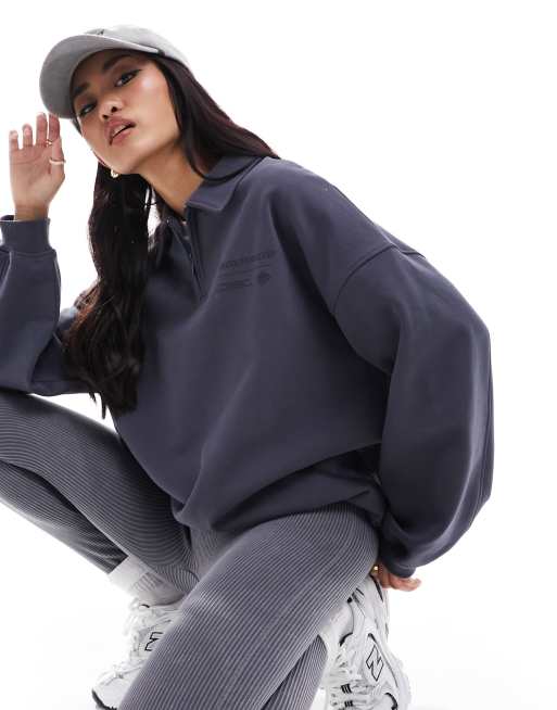 The Couture Club – Ciemnoniebieska bluza o luźnym kroju z kołnierzykiem polo i grafiką 