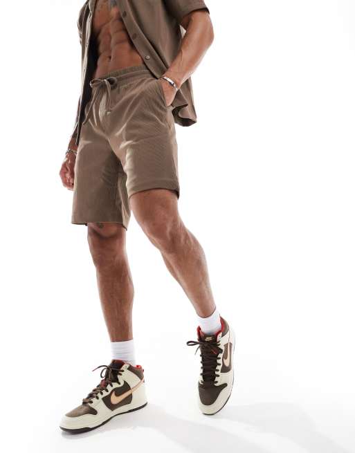The Couture Club – Gerippte Shorts in gebrochenem Braun, Kombiteil