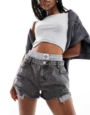 The Couture Club - Jeans-Shorts in verwaschenem Schwarz mit zweilagigem Bund im Boxershorts-Look