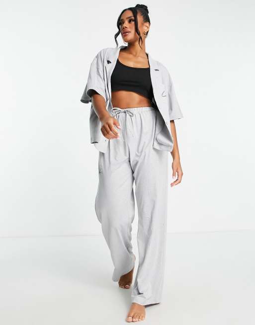 The Couture Club – Klassischer Pyjama in Grau