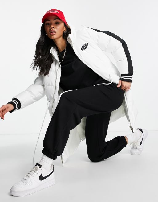 The Couture Club - Lang gewatteerd jack met logo en contrasterende streep in wit