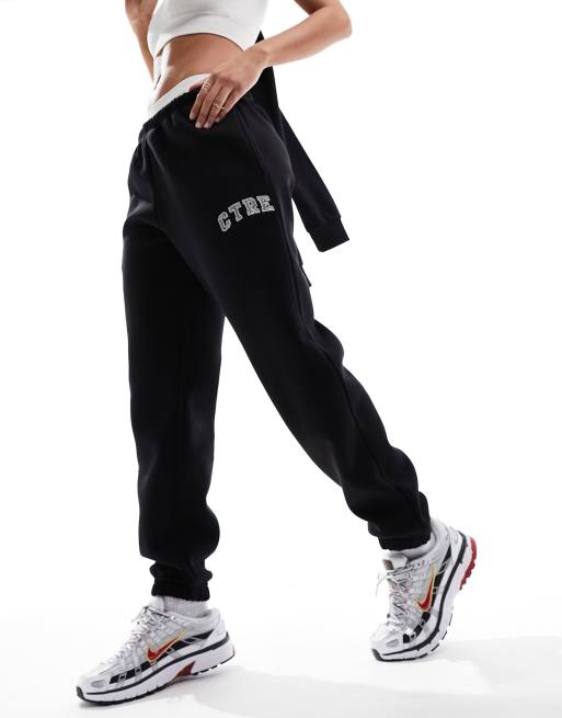 The Couture Club – Locker geschnittene College-Jogginghose in Schwarz