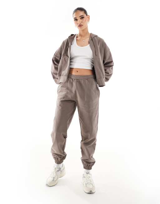 The Couture Club – Locker geschnittene Jogginghose in Braun mit Emblem, Kombiteil