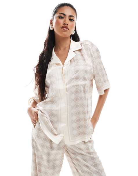 The Couture Club - Overhemd met korte mouwen en embleem in beige, deel van co-ord set - view 1
